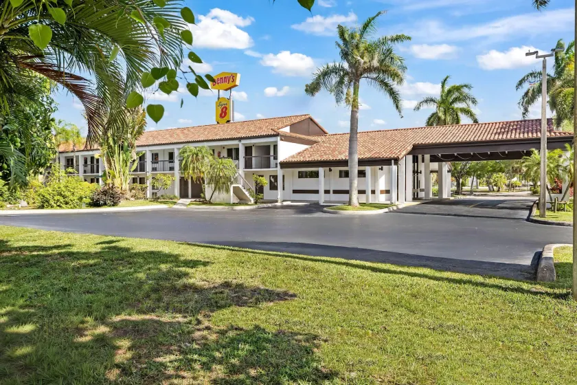 Super 8 by Wyndham Riviera Beach West Palm Beach - Image 1