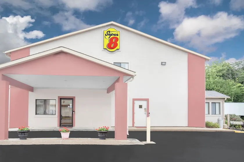 Super 8 by Wyndham East Moline - Image 1