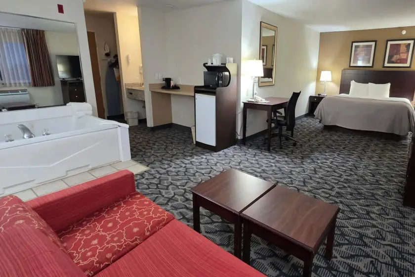 Quality Inn & Suites Eldridge Davenport North - Image 1