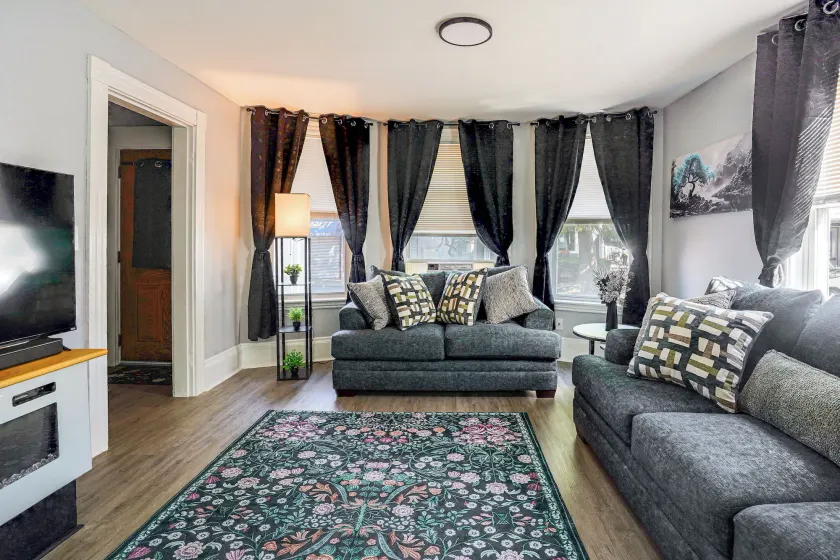 2-bedroom Bed & Breakfast in Adorable Lynn w/ A/C - Image 1