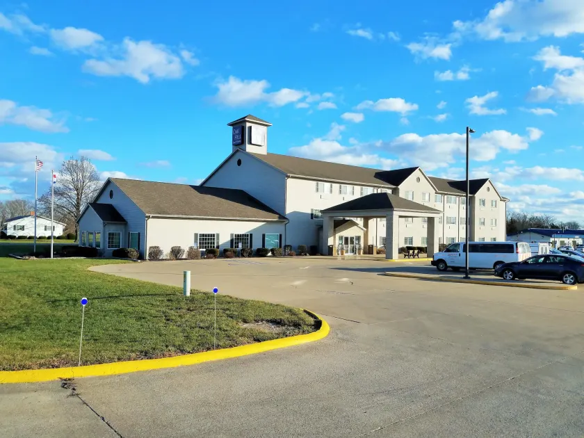 Oak Hill Inn & Suites - Image 1