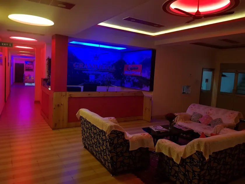 Hotel Grand Raga - Área de estar no saguão