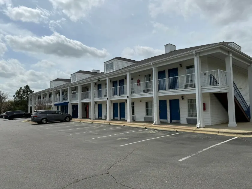 Brentwood Inn & Suites - Image 1