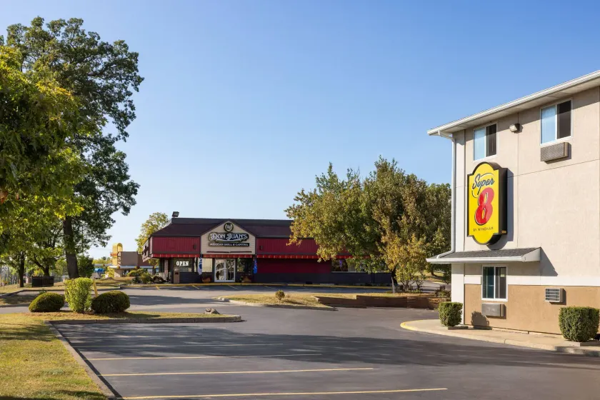 Super 8 by Wyndham Latham - Albany Airport - Image 1