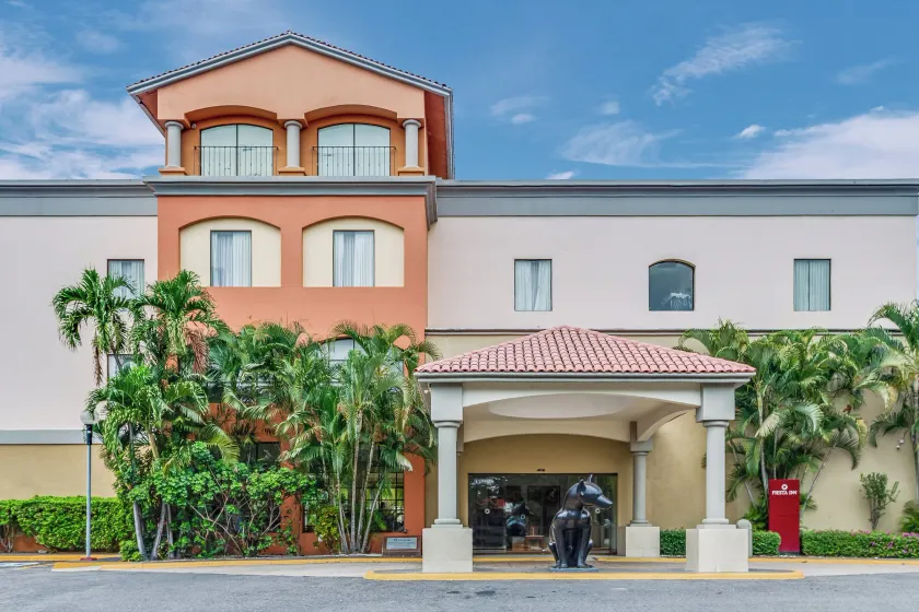 Fiesta Inn Colima - Image 1