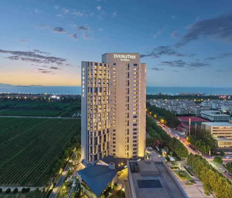 Doubletree By Hilton Yantai Golden Coast Hotel & Suites - Image 1