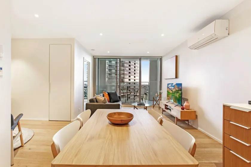 Astra Apartments Docklands - Image 1