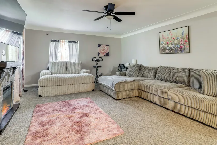 4 Mi to Utoledo! Cozy Family Home - Image 1