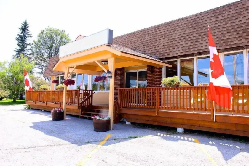 Lakeside Inn - Image 1