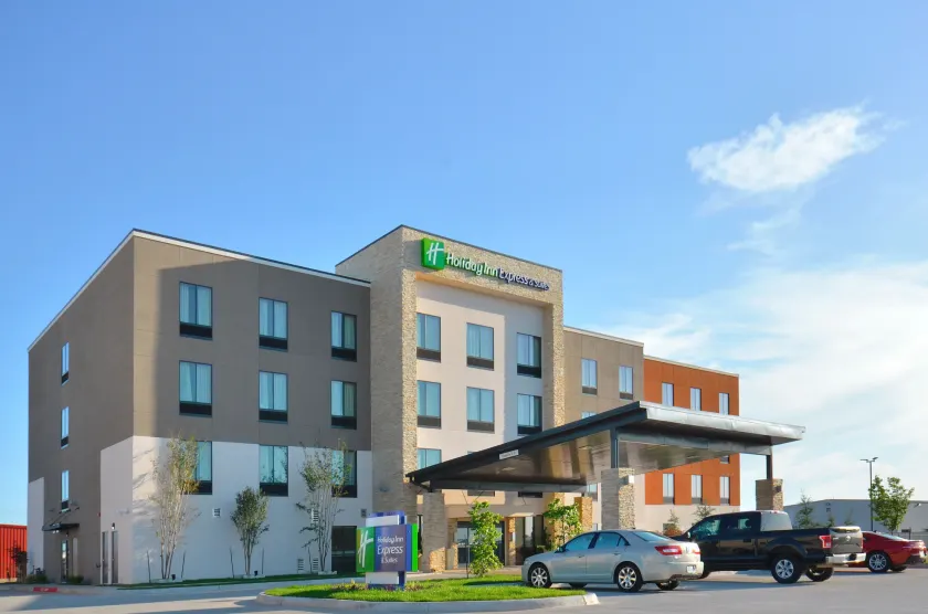 Holiday Inn Express & Suites Oklahoma City Mid - Arpt Area by IHG - Image 1