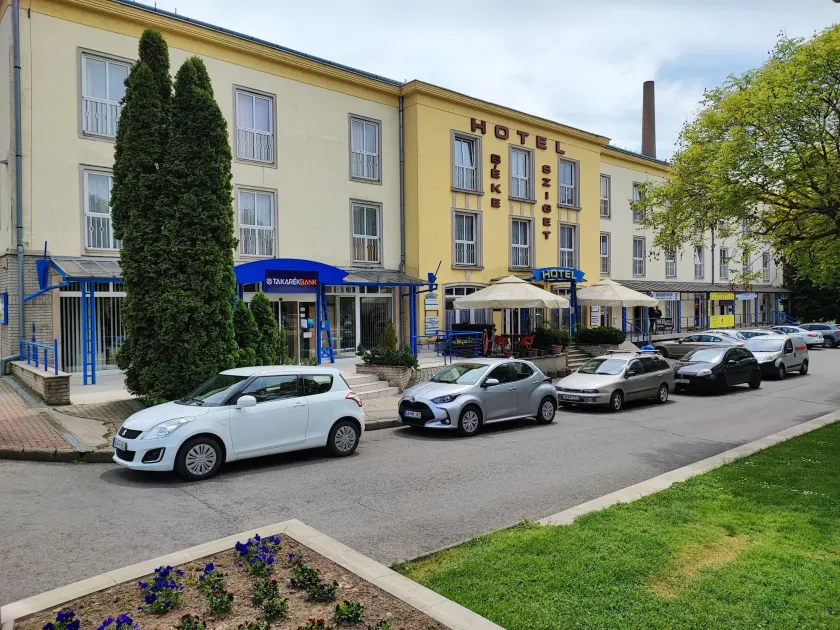 Hotel Béke Sziget Komló - Image 1
