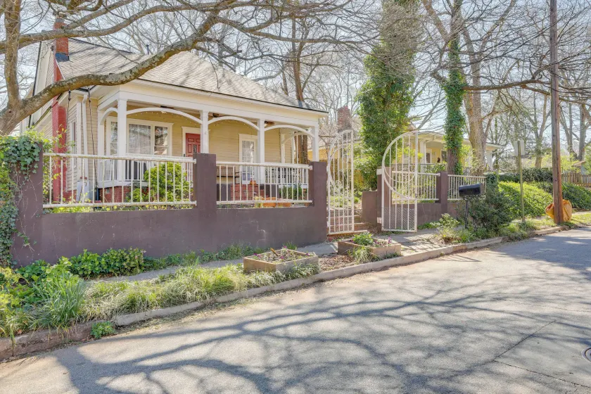 Steps to Shops & Eats: Decatur Home w/ Large Yard - Innvendig