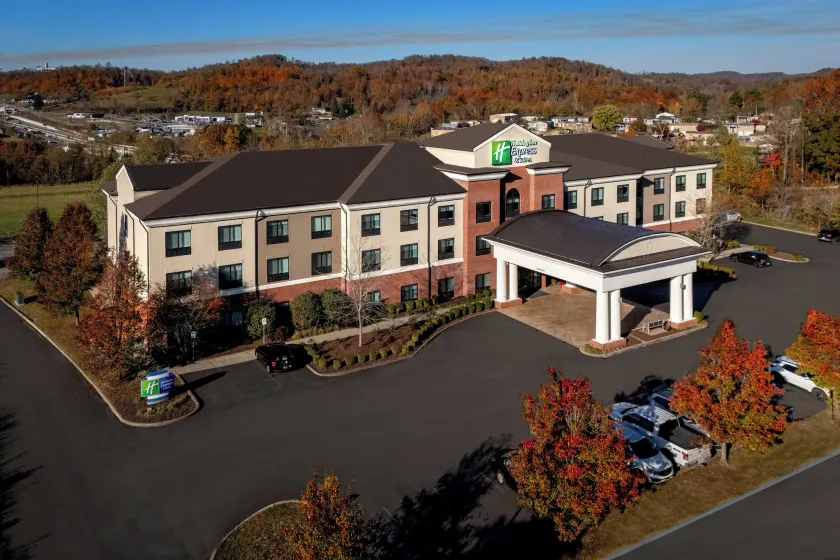 Holiday Inn Express & Suites Fairmont by IHG - Image 1