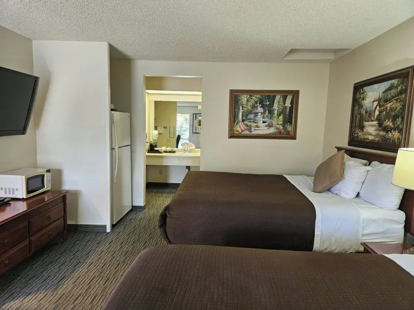 O'Cairns Inn and Suites - Image 1
