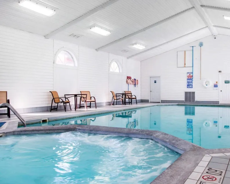 Comfort Inn Lakeside - Image 1