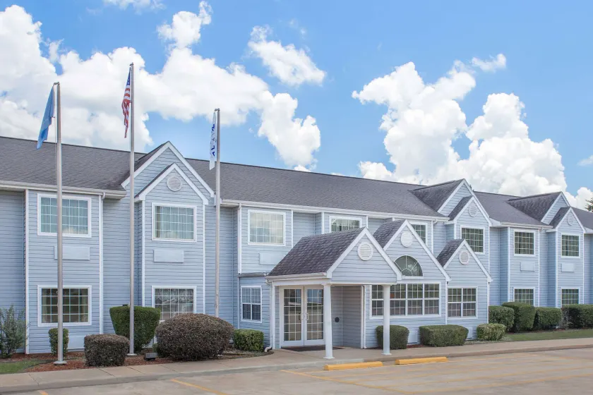 Microtel Inn by Wyndham Broken Bow - Image 1