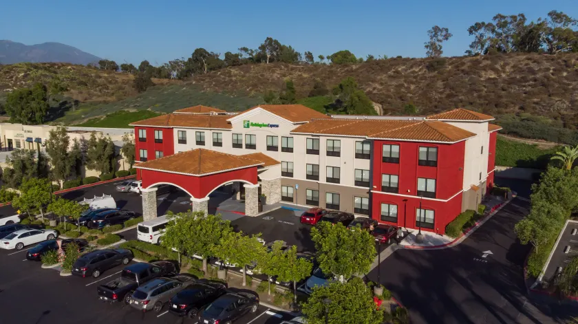 Holiday Inn Express & Suites Lake Forest by IHG - Image 1