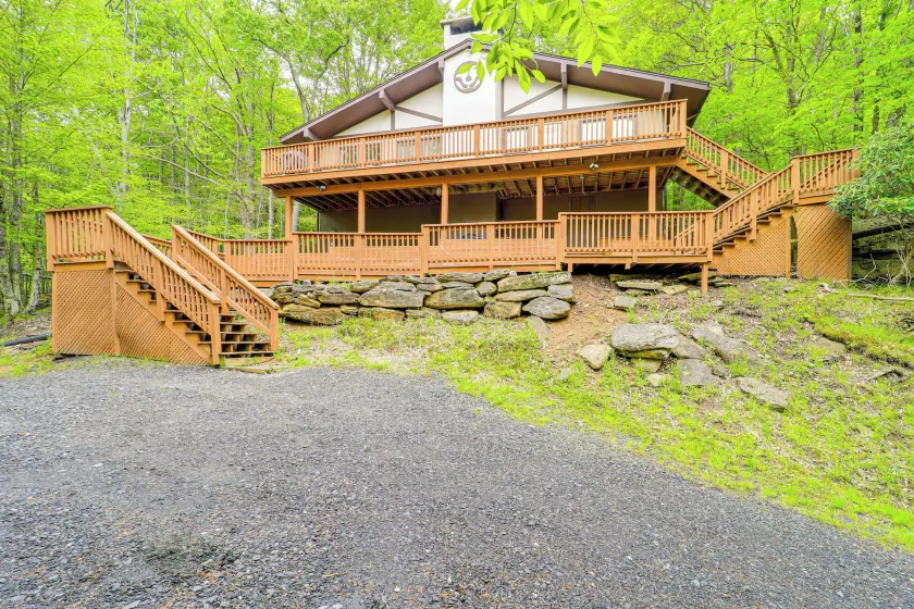 Hike, Ski & Unwind: Woodsy Beech Mountain Retreat - Image 1