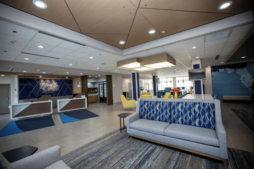 Holiday Inn Express & Suites Tampa Stadium - Airport Area by IHG - Sitzecke in der Lobby