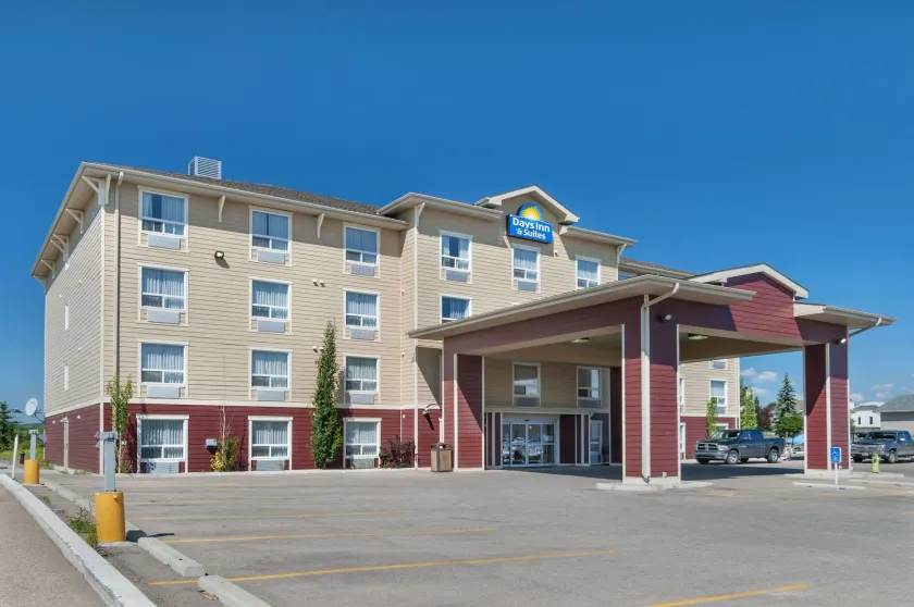 Days Inn & Suites by Wyndham Cochrane - Image 1