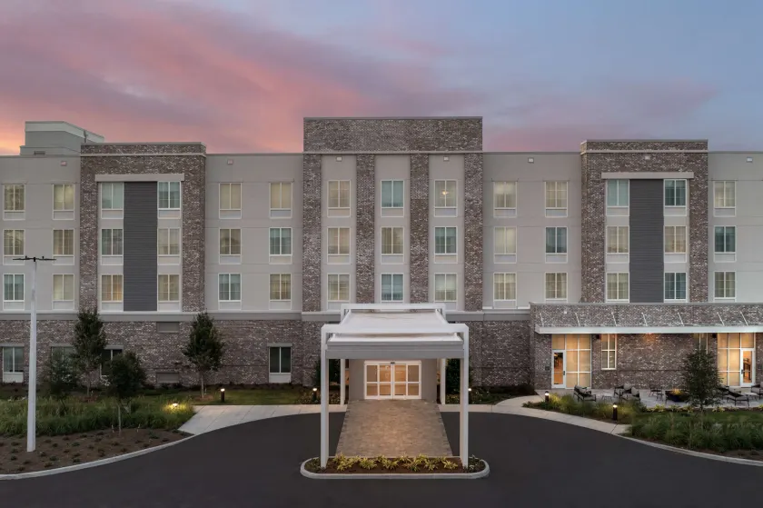 Hilton Garden Inn Pensacola Downtown - Image 1