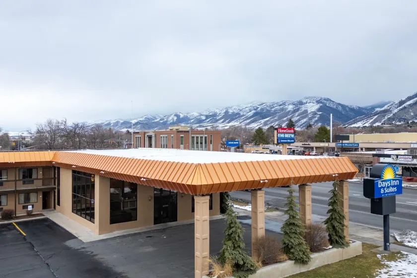 Days Inn & Suites by Wyndham Logan - Image 1