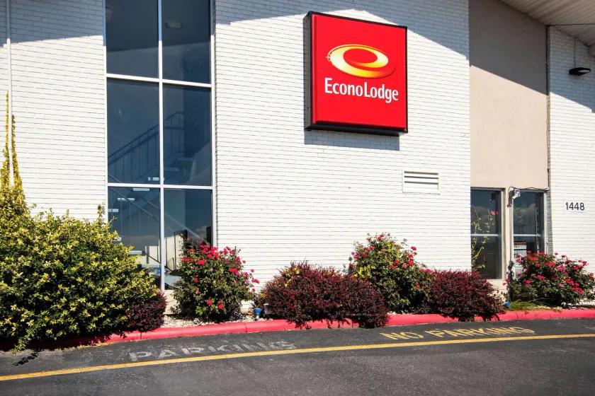 Econo Lodge - Image 1