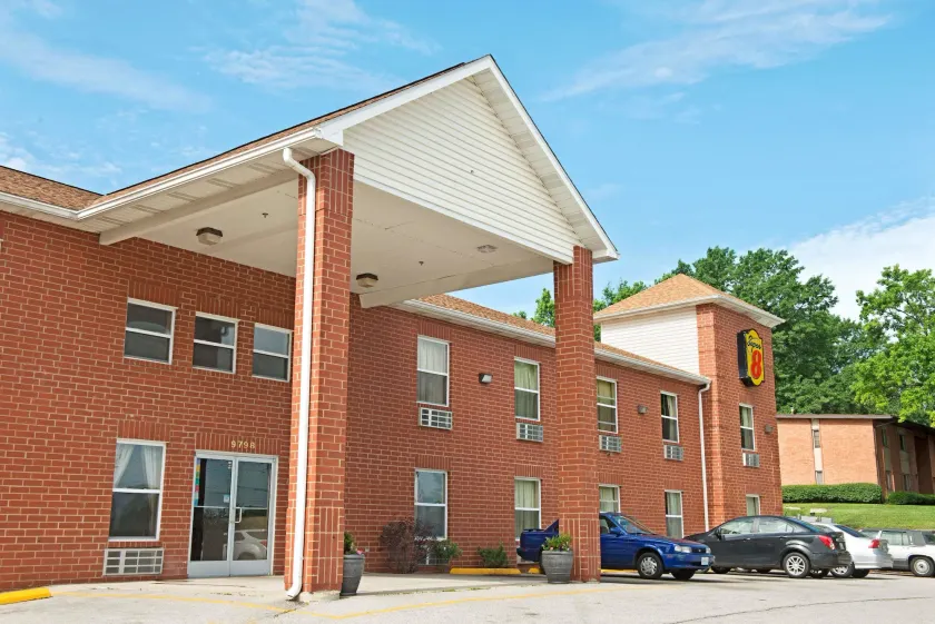Super 8 by Wyndham St. Louis Airport - Image 1