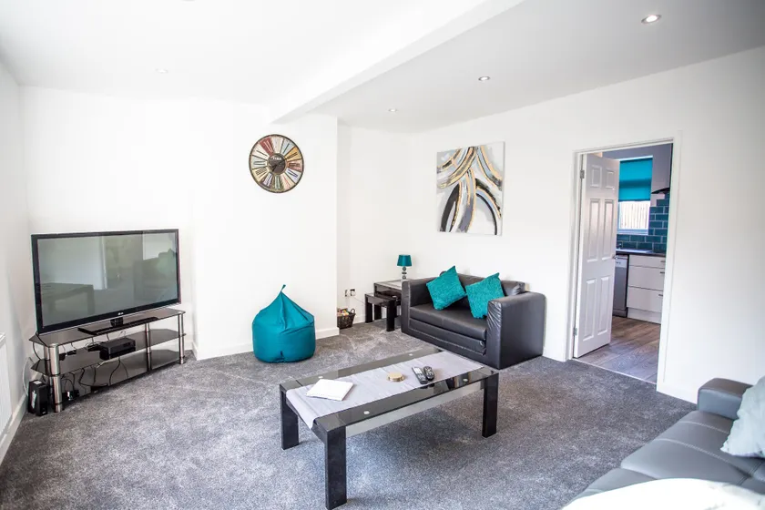 Halford House 3 Bed Town Centre Home from Home with Parking for 2 cars Prime Location Tamworth - Image 1