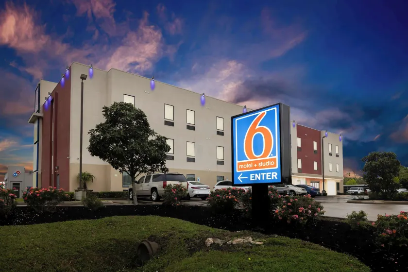 Motel 6 Texas City I-45 - Image 1