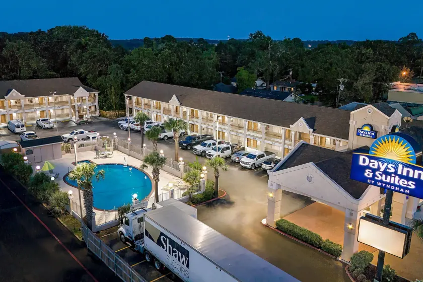 Days Inn by Wyndham Nacogdoches/SFA University/Downtown - Image 1