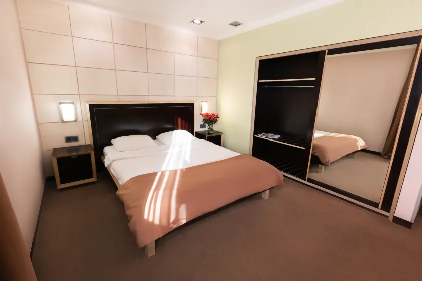 Cosmopolit Hotel - Image 1
