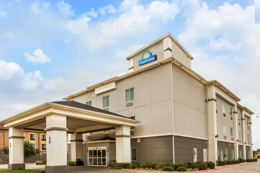 Days Inn & Suites by Wyndham Mineral Wells - Image 1