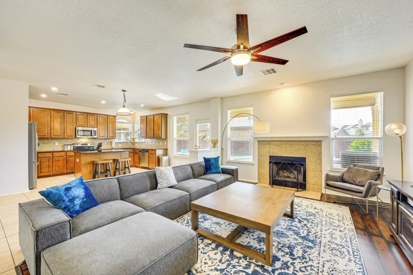 5 Mi to Randolph Afb: Spacious Cibolo Haven! - Interior