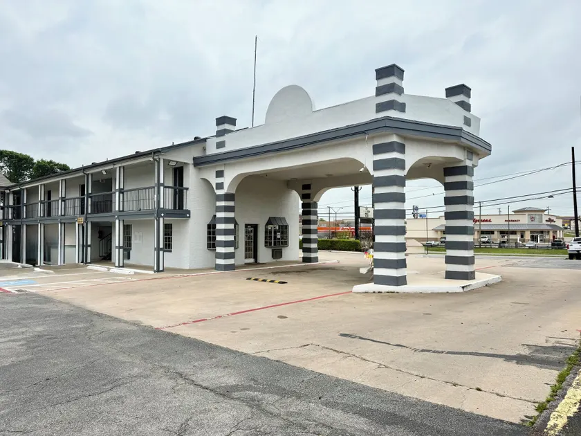 Sherman Inn - Image 1