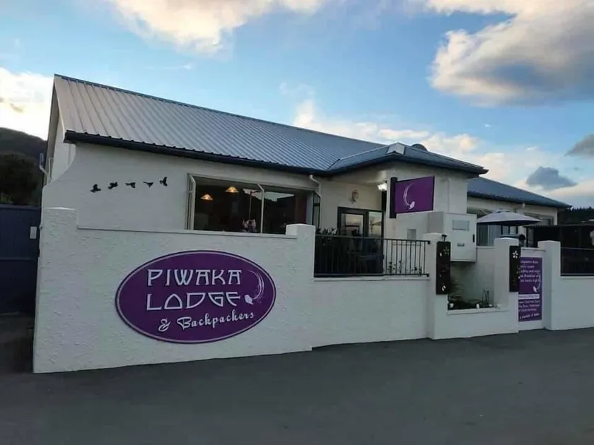 Piwaka Lodge and Backpackers - Image 1