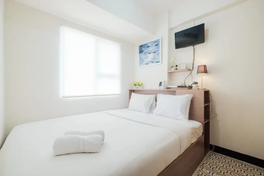 Minimalist and Comfy Studio Green Lake View Apartment - Image 1