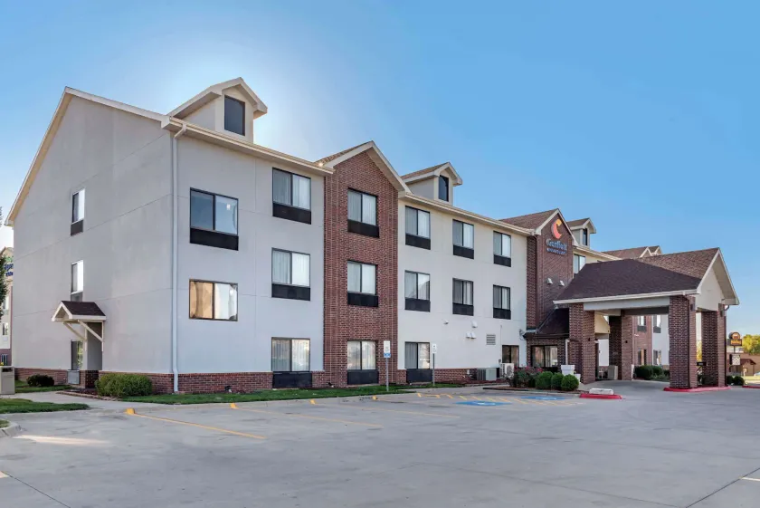 Comfort Inn & Suites Emporia - Image 1
