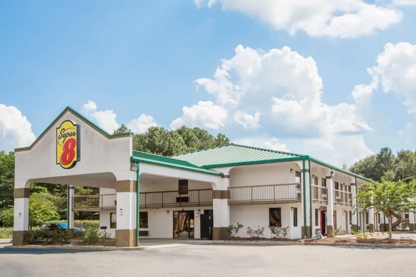 Super 8 by Wyndham Dothan - Image 1