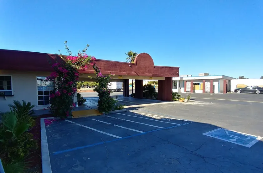 La Plaza Inn - Image 1