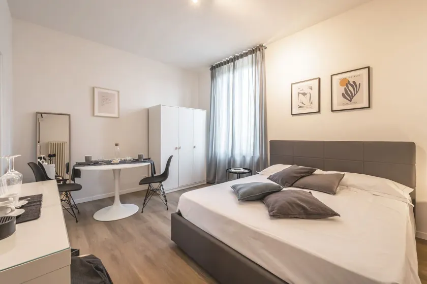 Emilia Suite Essence - Image 1