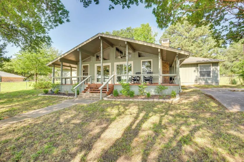 Yard, Deck & Fire Pit: Cedar Creek Reservoir Gem - Image 1