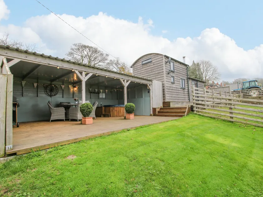 Shepherds Cabin at Titterstone Hot Tub & Dog-Friendly near Ludlow - Image 1