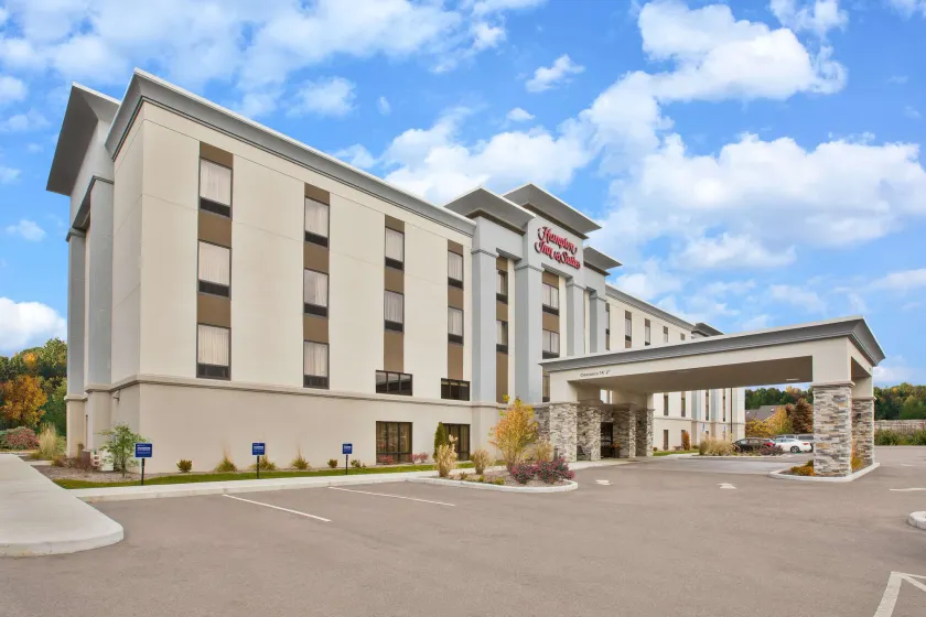 Hampton Inn & Suites Alliance - Image 1