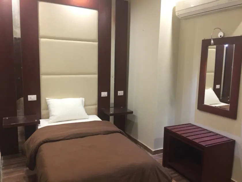 Grand Palace Hotel - Image 1