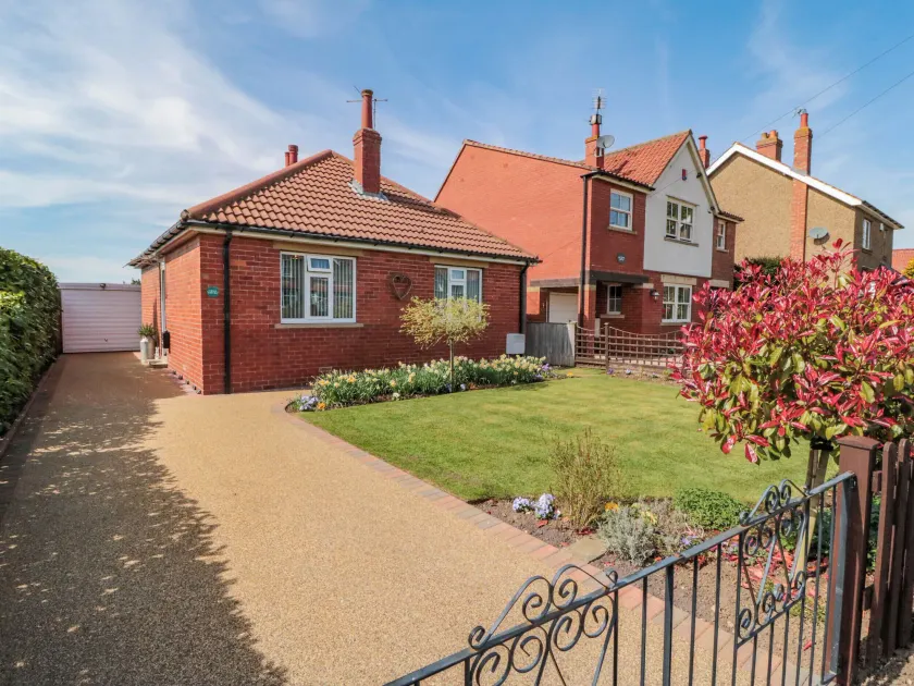 Field Cottage - Image 1
