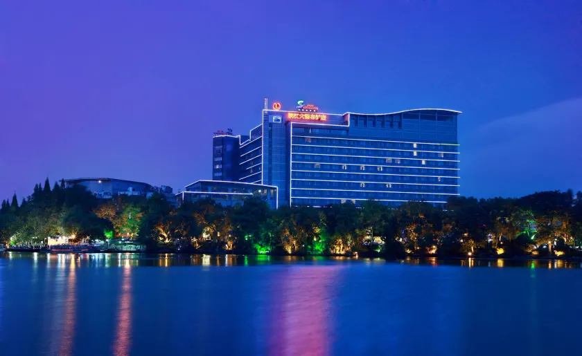 Lijiang Waterfall Hotel Guilin - Image 1