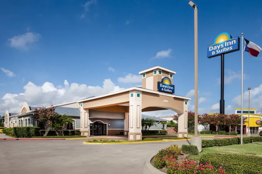 Days Inn & Suites by Wyndham Corpus Christi Central - Image 1