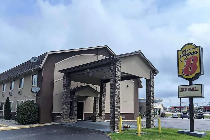 Super 8 by Wyndham Shelbyville - Image 1