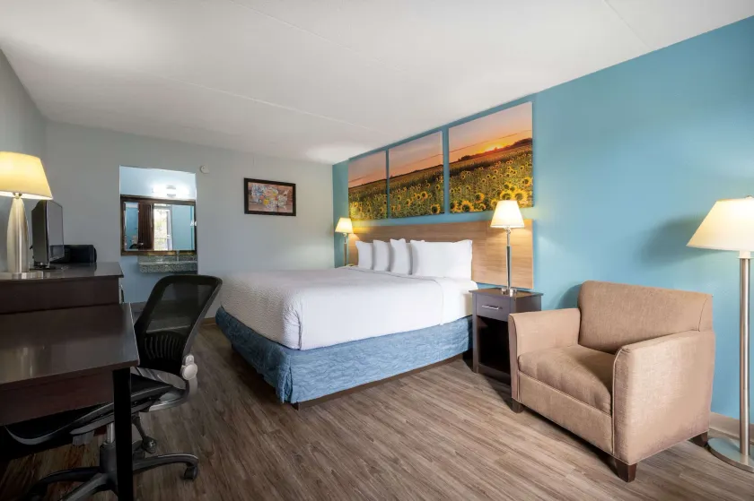 Days Inn by Wyndham Perrysburg Toledo - Image 1